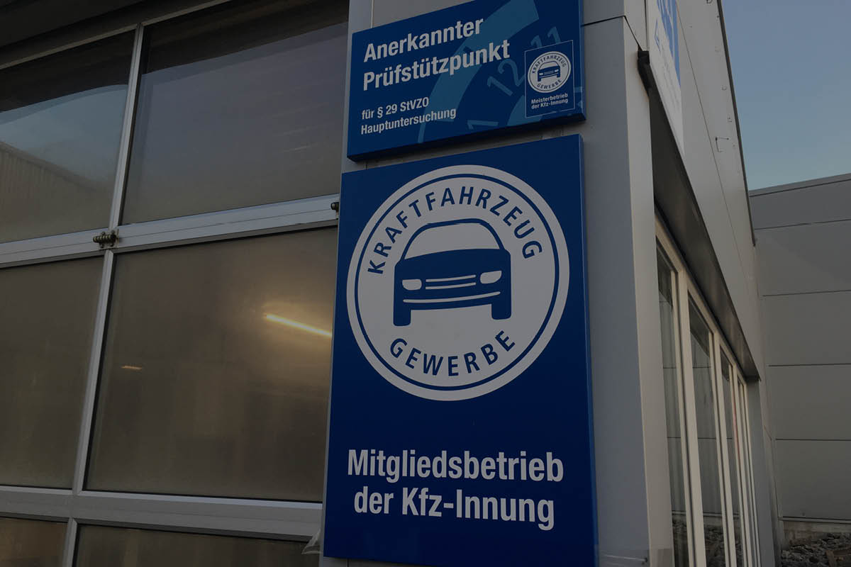 Ein Schild von Mitgliedsbetrieb der kfz-Innung