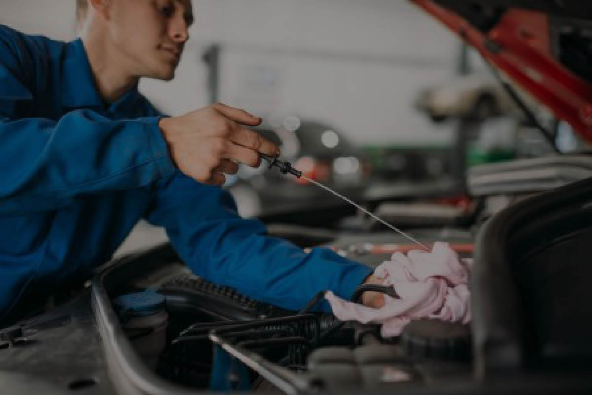 Mitarbeiter von Autohaus Reiner Hermann bei der Reparatur in der Werkstatt